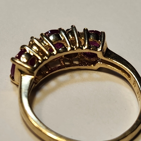 Beautiful 14 kt  Ruby and Diamond Ring - Picture 7 of 16